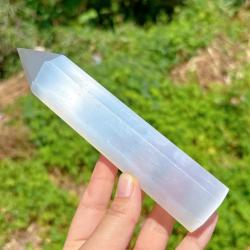Cristaux de guérison en sélénite et quartz : baguettes, pointes et prismes