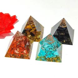 Piramide di cristallo naturale: decorazione per guarigione Reiki e meditazione