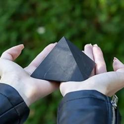 Piramide di shungite: pietra curativa e per l'equilibrio dei chakra