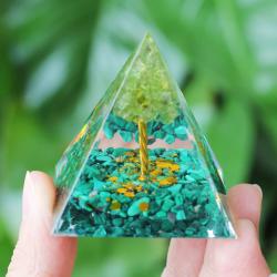 Cristaux pyramidaux d'orgonite : Générateur d'énergie et décoration en pierre naturelle