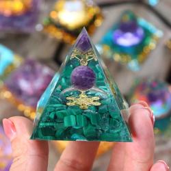 Pyramide d'orgonite en cristal naturel pour le Reiki et les soins énergétiques
