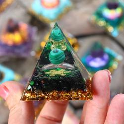 Pyramide d'orgonite en cristal naturel pour le Reiki et les soins énergétiques