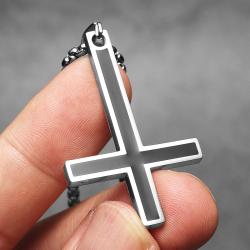 Halskette mit umgedrehtem Kreuz aus Edelstahl – Punk & Stilvoll