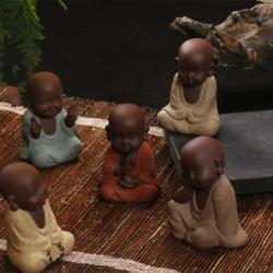 Kleine Buddha-Statue eines Mönchs: Keramik-Sandkunst-Dekor