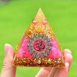 Orgonit-Pyramide aus Kristall mit Buddha- und Rosenquarzfigur