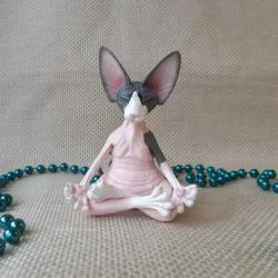 Fröhliche Buddha-Katze als Meditationsfigur: Verspielte Gartenstatue